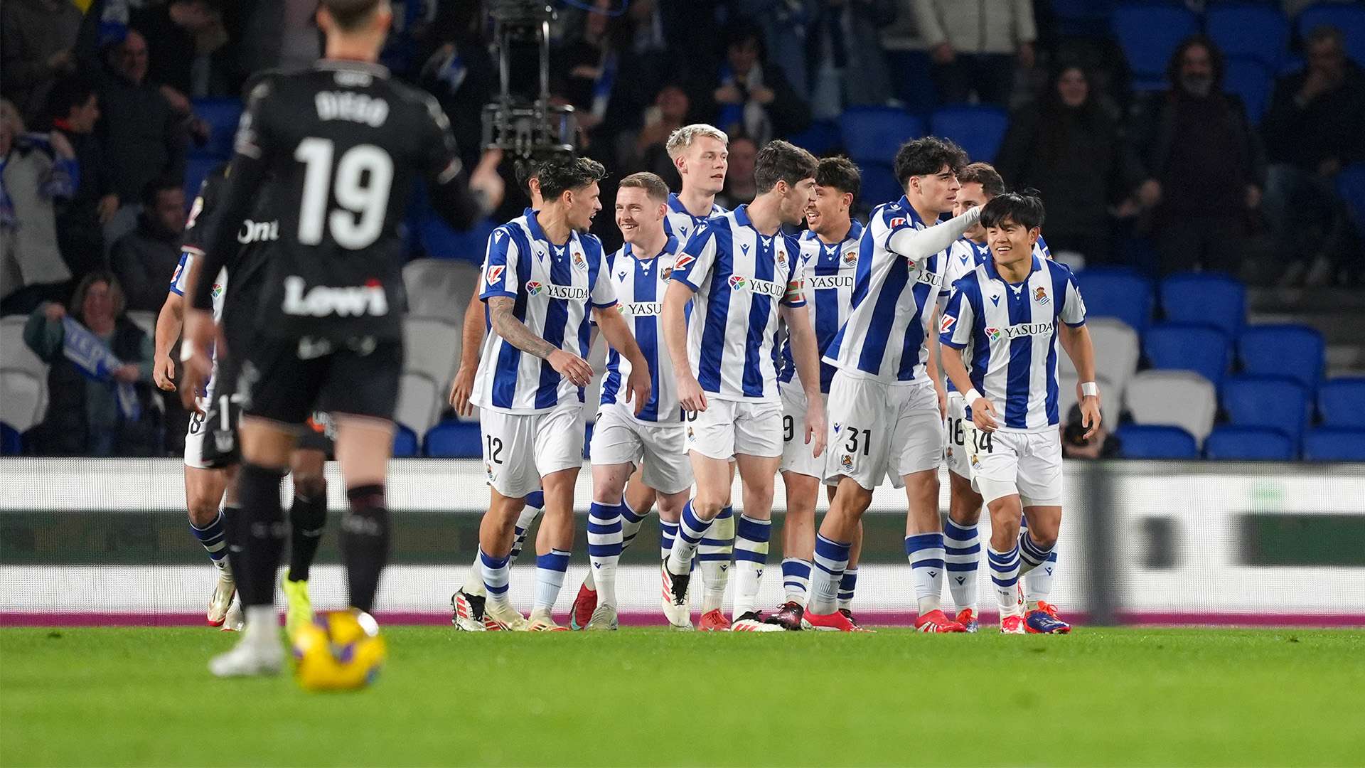 九游娱乐游戏中心：猛龙轻取步行者，巴雷特22+6西亚卡姆空砍30分